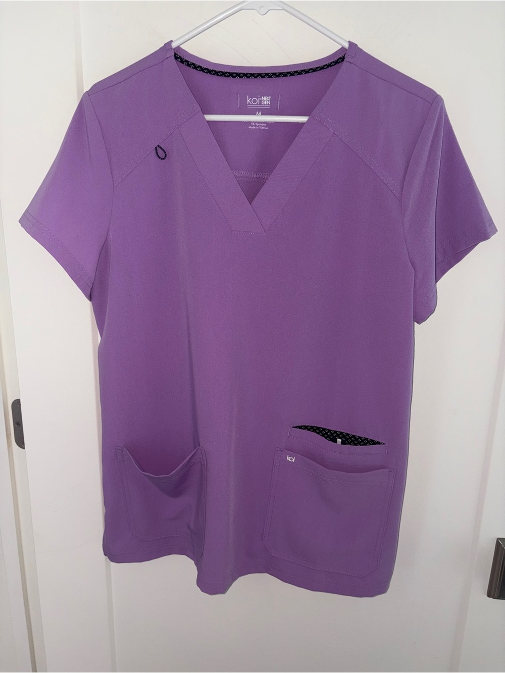NWOT Koi Next Gen Hustle and Heart scrub top sz M 1019